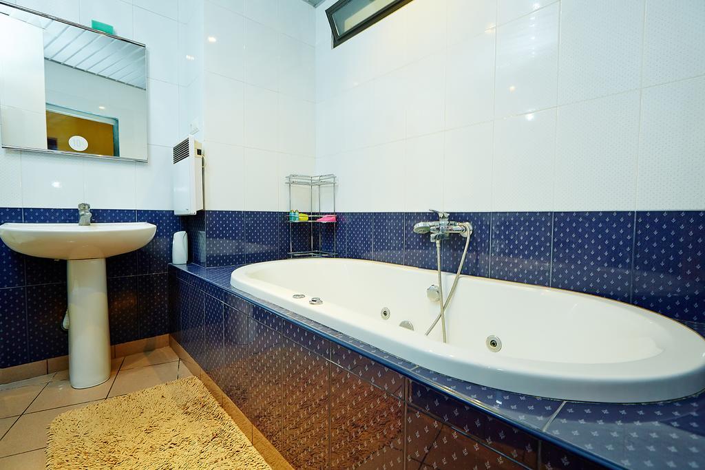 Apartment Deribasovskaya With Jacuzzi Odessa Luaran gambar
